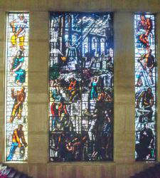 Rom, ein Abgeordneter rutscht auf der Treppe des Ministeriums aus und zerbricht das Glasfenster von Mario Sironi