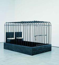 Mona Hatoum im Nivola-Museum in Orani (Nuoro) mit "Behind the Seen".