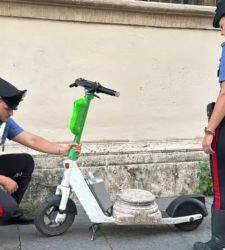 Roma, scappa in monopattino dopo aver rubato un reperto archeologico. Denunciato un turista tedesco 