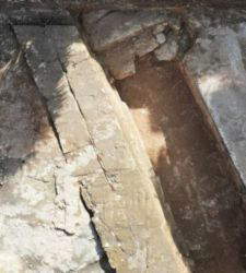 Una sección de las murallas mesapias descubierta durante las obras de la estación de Manduria (Tarento).