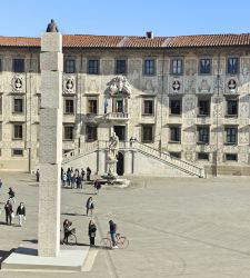 Pisa, ein dreizehn Meter hoher Turm erhebt sich auf der Piazza dei Cavalieri: es ist OPERAE von Gianni Lucchesi