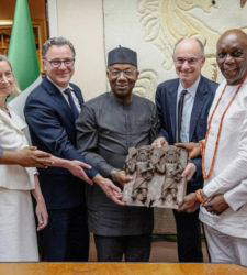 Zwei Werke aus dem Königreich Benin, die vom Museum of Fine Arts, Boston, nach Nigeria zurückgegeben wurden