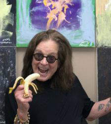 Le ultime tele di Ozzy Osbourne: i dipinti realizzati con gli scimpanzé per beneficenza