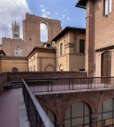 Siena, Palazzo delle Papesse feiert seinen ersten Geburtstag: Ausstellungen von Armando Testa bis zur Renaissance