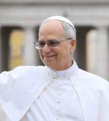 El Papa Le&oacute;n XIV sorprende en el Senado al ver la Biblia de Borso d'Este 