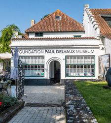 Il Museo Paul Delvaux a Saint-Idesbald: un viaggio nell’universo onirico del maestro belga del Novecento