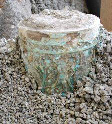 Pompeji, eine glasierte Vase mit ägyptischen Jagdszenen, gefunden im Thermopolium