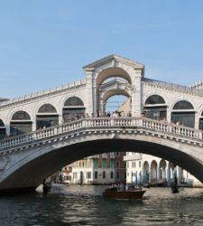 El Grinch de los paquetes llega a Venecia: se estrella contra el puente de Rialto