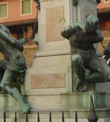 Livorno, i Quattro Mori saranno... liberati: un'installazione artistica li trasformerà in bagnanti