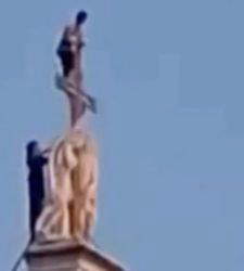 Due ragazzi scalano la Basilica di Santa Croce a Firenze per un selfie: video sui social
