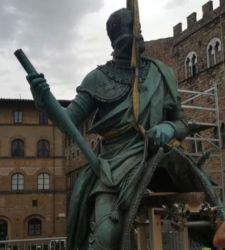 Florenz, wie der Art Bonus die Restaurierung der Skulpturengruppen auf der Piazza della Signoria unterstützte