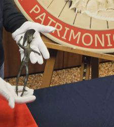 Bolonia, devuelta al Museo Arqueol&oacute;gico una rara estatuilla etrusca de bronce robada en 1963