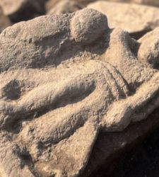Inghilterra, una coppia di archeologi dilettanti scopre un importante rilievo romano
