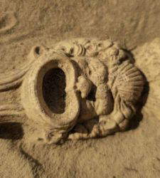 Scoperta nei Paesi Bassi una lucerna romana decorata con una maschera, un unicum nel paese