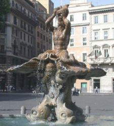 Roma, un hombre se sumerge en la Fuente del Tritón de Bernini en busca de refresco