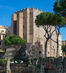 Roma, miedo en el Foro Imperial: se derrumba parte de la Torre dei Conti, un trabajador herido