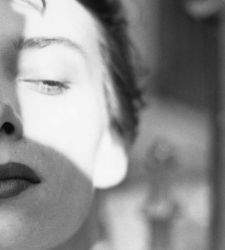Saul Leiter y la estética del casi: cuando el arte transforma el tiempo en emoción