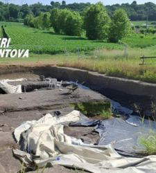 Tombaroli in fuga dal sito archeologico della Tosina (Mantova), abbandonano le attrezzature