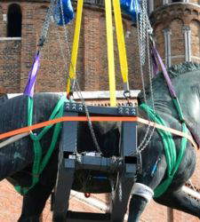 Padova, è iniziato lo smontaggio del monumento al Gattamelata. Prima la discesa del condottiero, poi del cavallo 