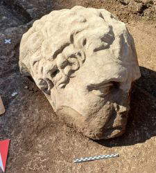 Roma, rinvenuta una testa marmorea di grandi dimensioni. Gli archeologi al lavoro per scoprirne l'identità