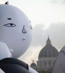 Roma, en el Tíber la primera obra hinchable del artista callejero Millo: dos figuras gigantes en un abrazo