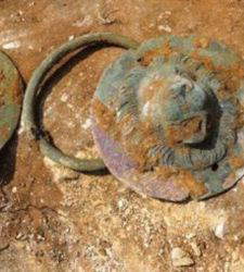 Israele, scoperti quattro dischi in bronzo con testa di leone nel sito di Khirbat Ibreika
