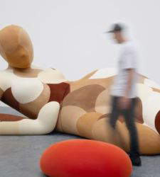 Urs Fischer expone en el Gagosian de Roma sus pinturas y esculturas sobre polvo