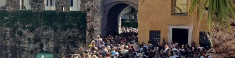 Le tourisme grossier pour les vacances de printemps. Et de nombreuses destinations deviennent invivables