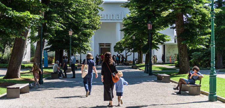 Katar und darüber hinaus. Wie bekommt man einen Pavillon auf der Biennale von Venedig?