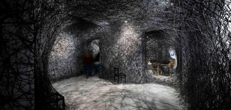 Les trames invisibles de Chiharu Shiota : à quoi ressemble l'exposition du MAO de Turin ?