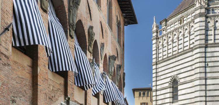 Daniel Buren a Pistoia: un'opportunità di ripensamento del suo intero percorso. Com'è la mostra