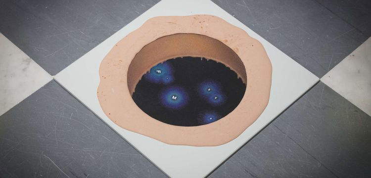 Das Universum von Gianluca Sgherri: eine Herausforderung an den Raum im Projektraum der MudaC