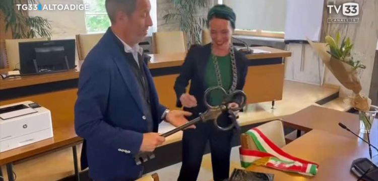 Sugli usi e costumi, tricolori e non, secondo la sindaca di Merano