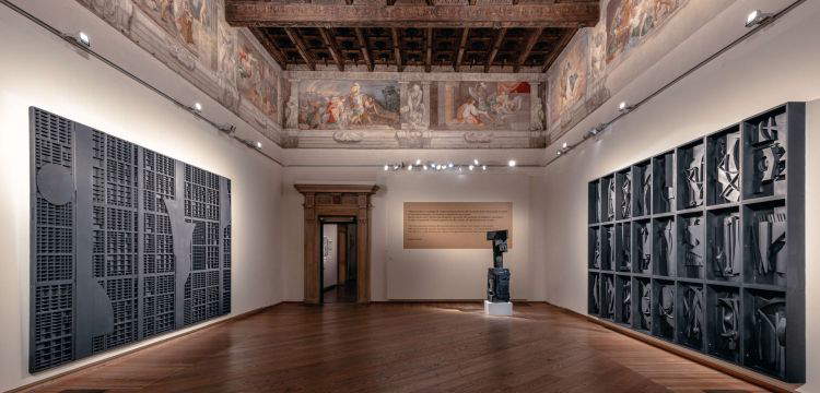 Louise Nevelson, la Grande Dame della scultura del XX secolo. Com'&egrave; la mostra di Bologna