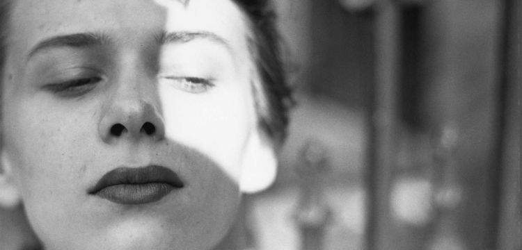 Saul Leiter y la estética del casi: cuando el arte transforma el tiempo en emoción