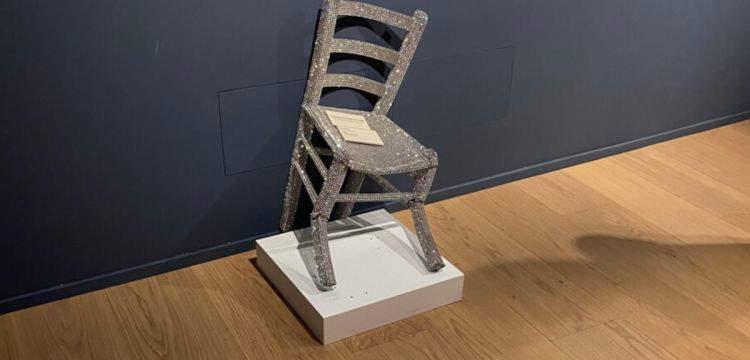 Si el turista rompe la obra. ¿Es ahora la silla de Nicola Bolla una obra diferente?