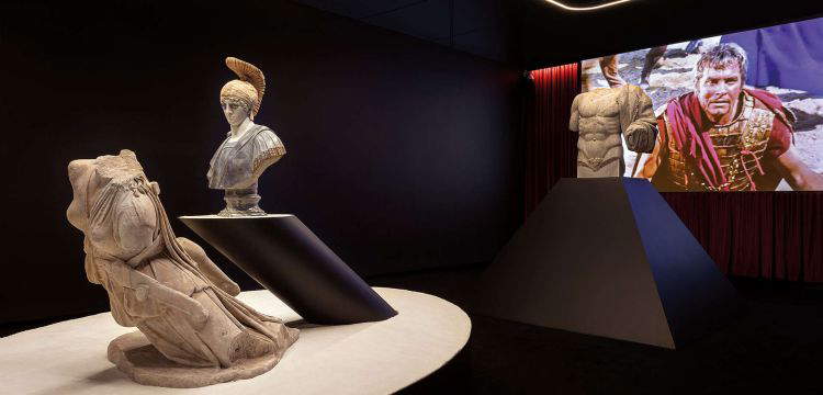 Arte antica per le mostre d'arte contemporanea: meglio gli originali o bastano le copie?
