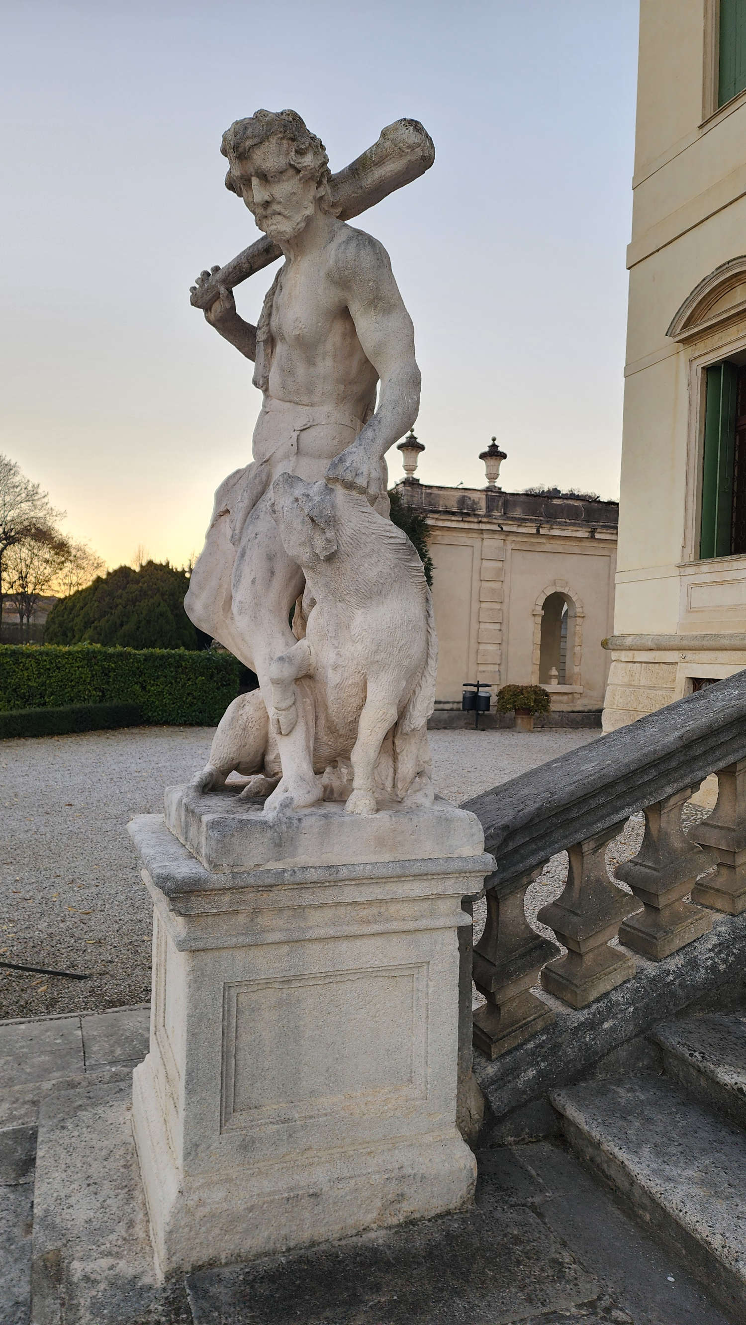 Fatica di Ercole (bottega dei Bonazza) all'ingresso della villa. Foto: Federico Giannini