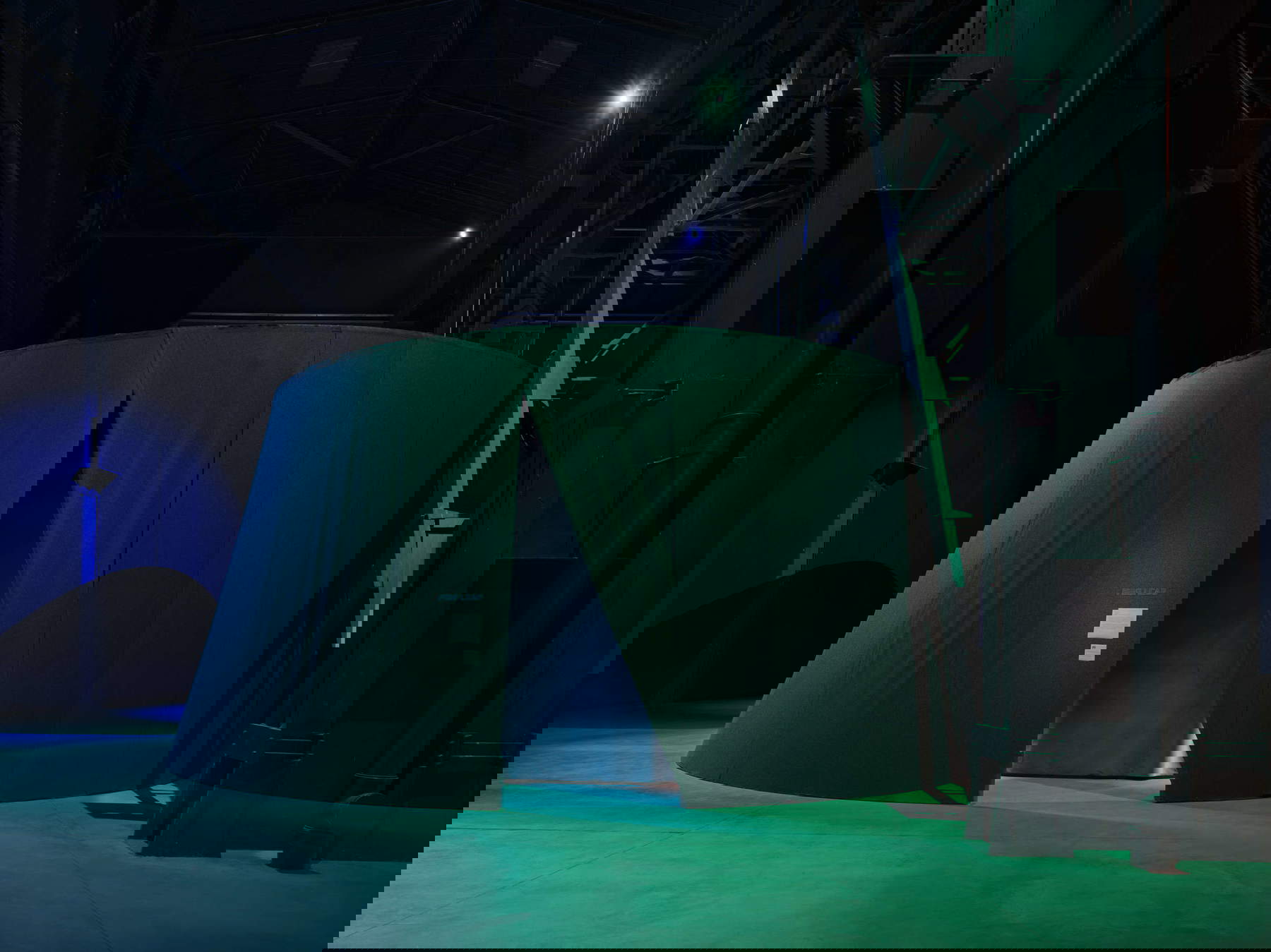 Plans d'exposition pour l'exposition Nan Goldin. This Will Not End Well &copy; Nan Goldin, avec l'aimable autorisation de l'artiste, de Gagosian et de Pirelli HangarBicocca, Milan. Photo : Agostino Osio