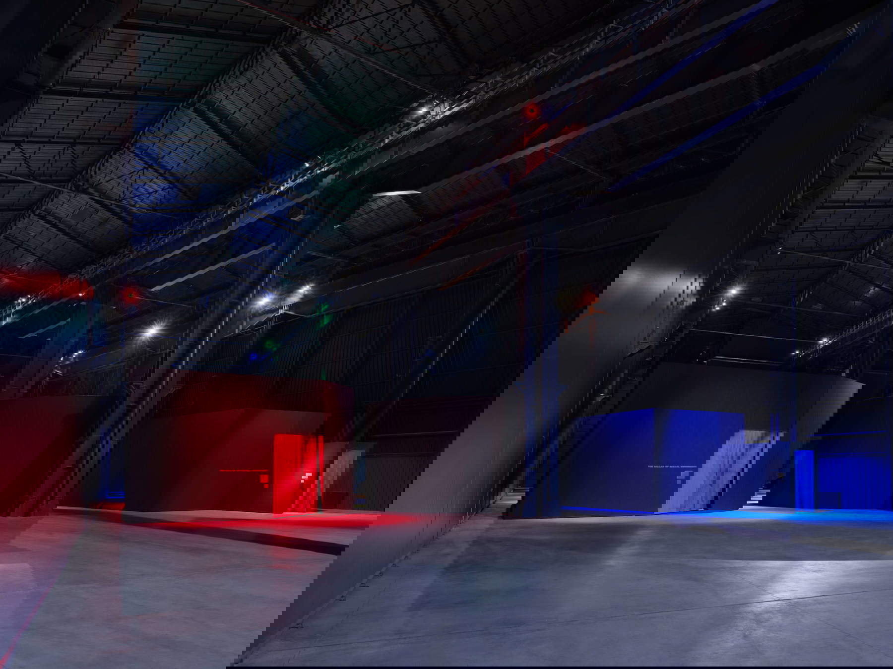 Plans d'exposition pour l'exposition Nan Goldin. This Will Not End Well &copy; Nan Goldin, avec l'aimable autorisation de l'artiste, de Gagosian et de Pirelli HangarBicocca, Milan. Photo : Agostino Osio