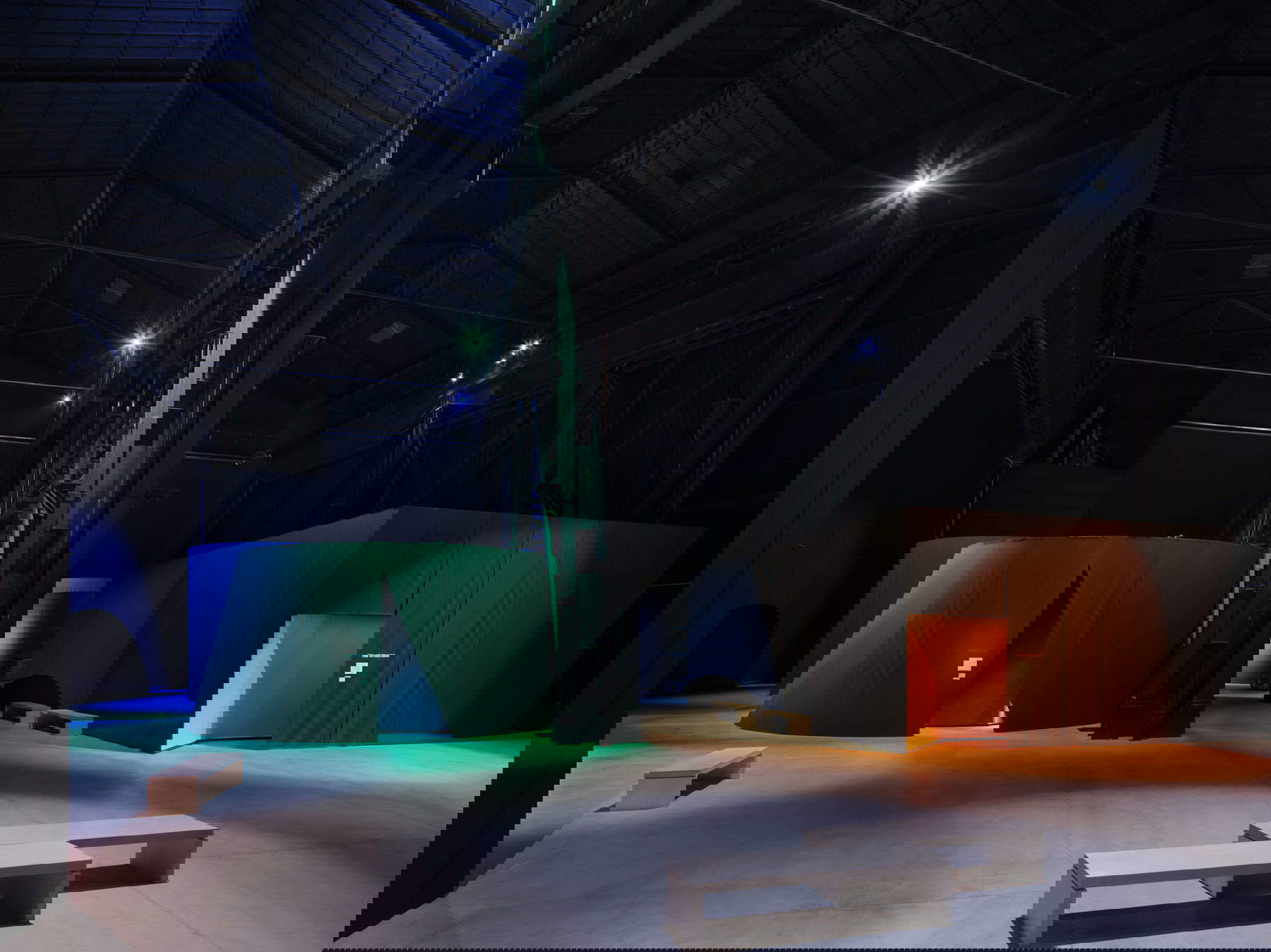 Plans d'exposition pour l'exposition Nan Goldin. This Will Not End Well &copy; Nan Goldin, avec l'aimable autorisation de l'artiste, de Gagosian et de Pirelli HangarBicocca, Milan. Photo : Agostino Osio