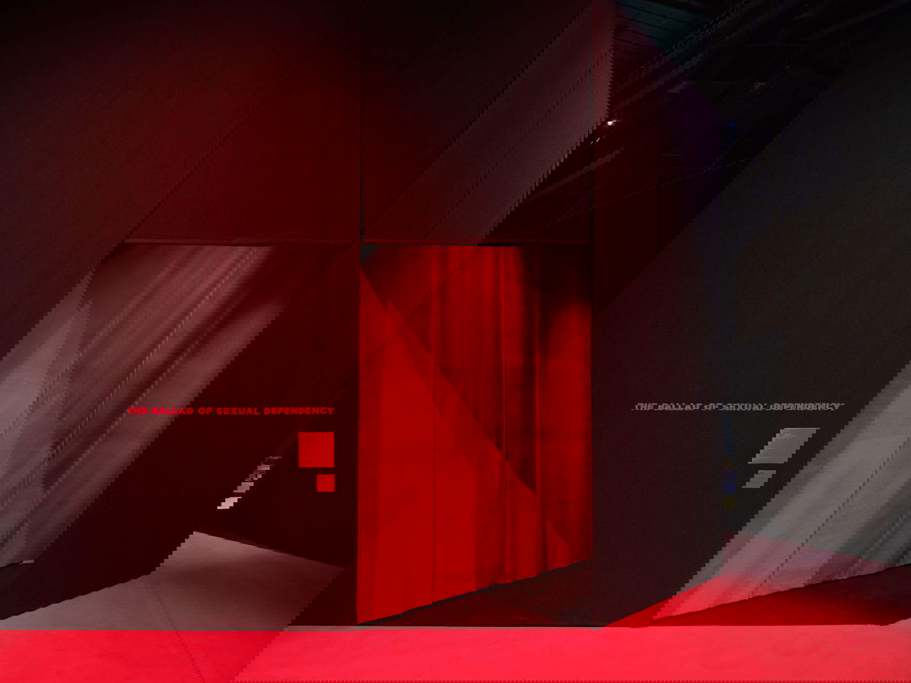 Plans d'exposition pour l'exposition Nan Goldin. This Will Not End Well &copy; Nan Goldin, avec l'aimable autorisation de l'artiste, de Gagosian et de Pirelli HangarBicocca, Milan. Photo : Agostino Osio