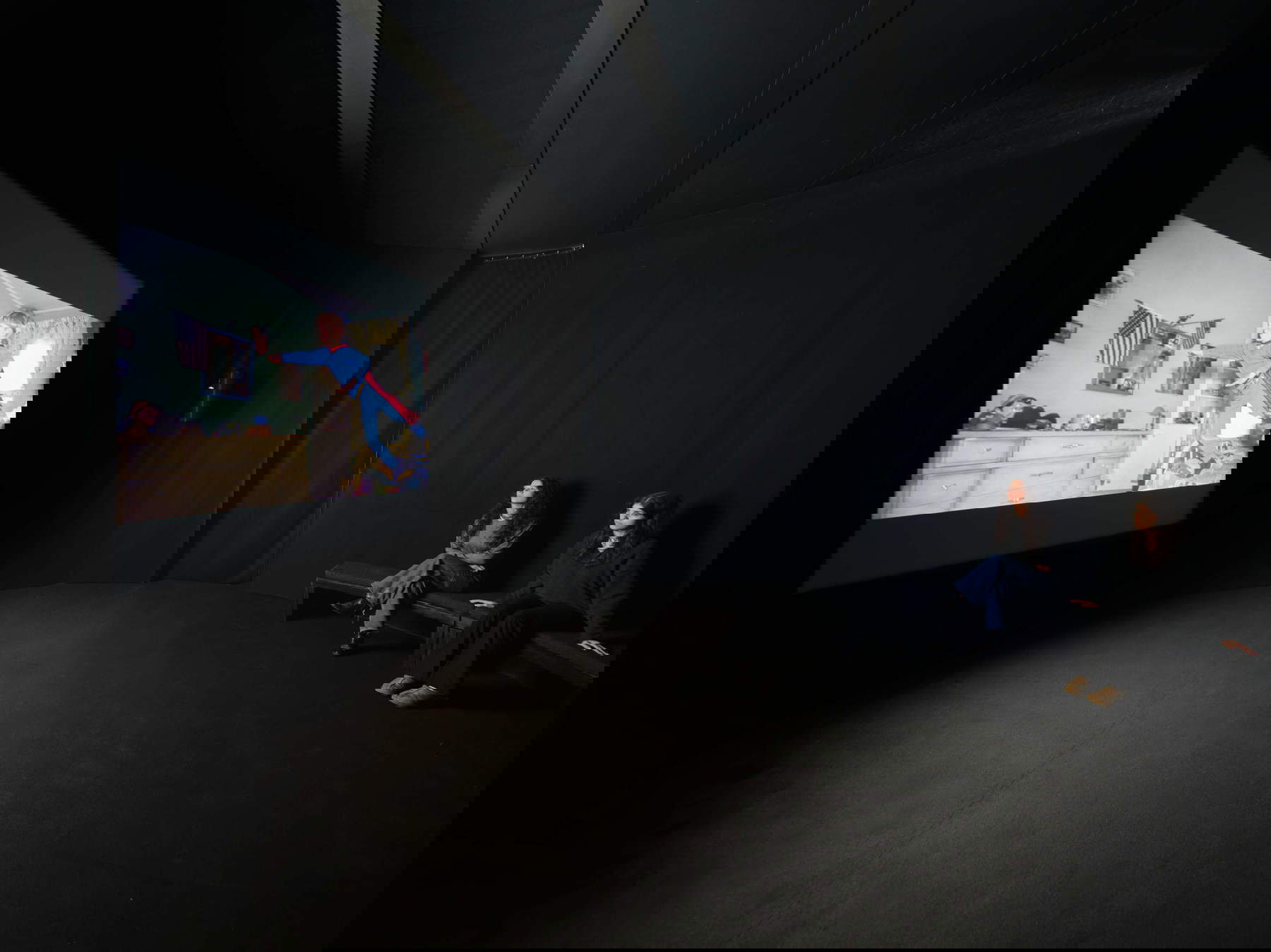 Nan Goldin, Fire Leap (2010-2022). Vue de l'installation, Pirelli HangarBicocca, Milan, 2025 &copy; Nan Goldin, avec l'aimable autorisation de l'artiste, de Gagosian et de Pirelli HangarBicocca, Milan. Photo : Agostino Osio