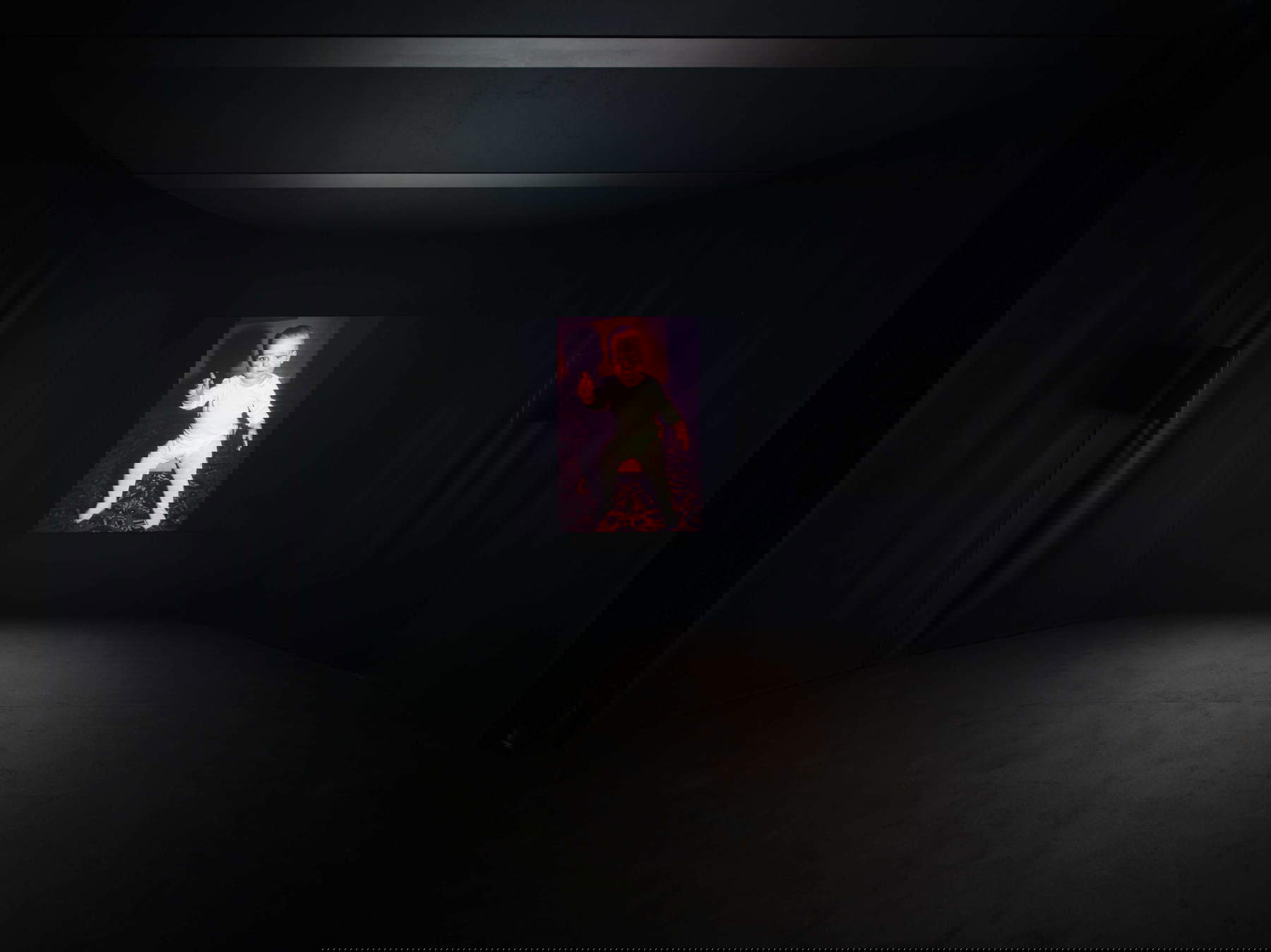 Nan Goldin, Fire Leap (2010-2022). Vue de l'installation, Pirelli HangarBicocca, Milan, 2025 &copy; Nan Goldin, avec l'aimable autorisation de l'artiste, de Gagosian et de Pirelli HangarBicocca, Milan. Photo : Agostino Osio