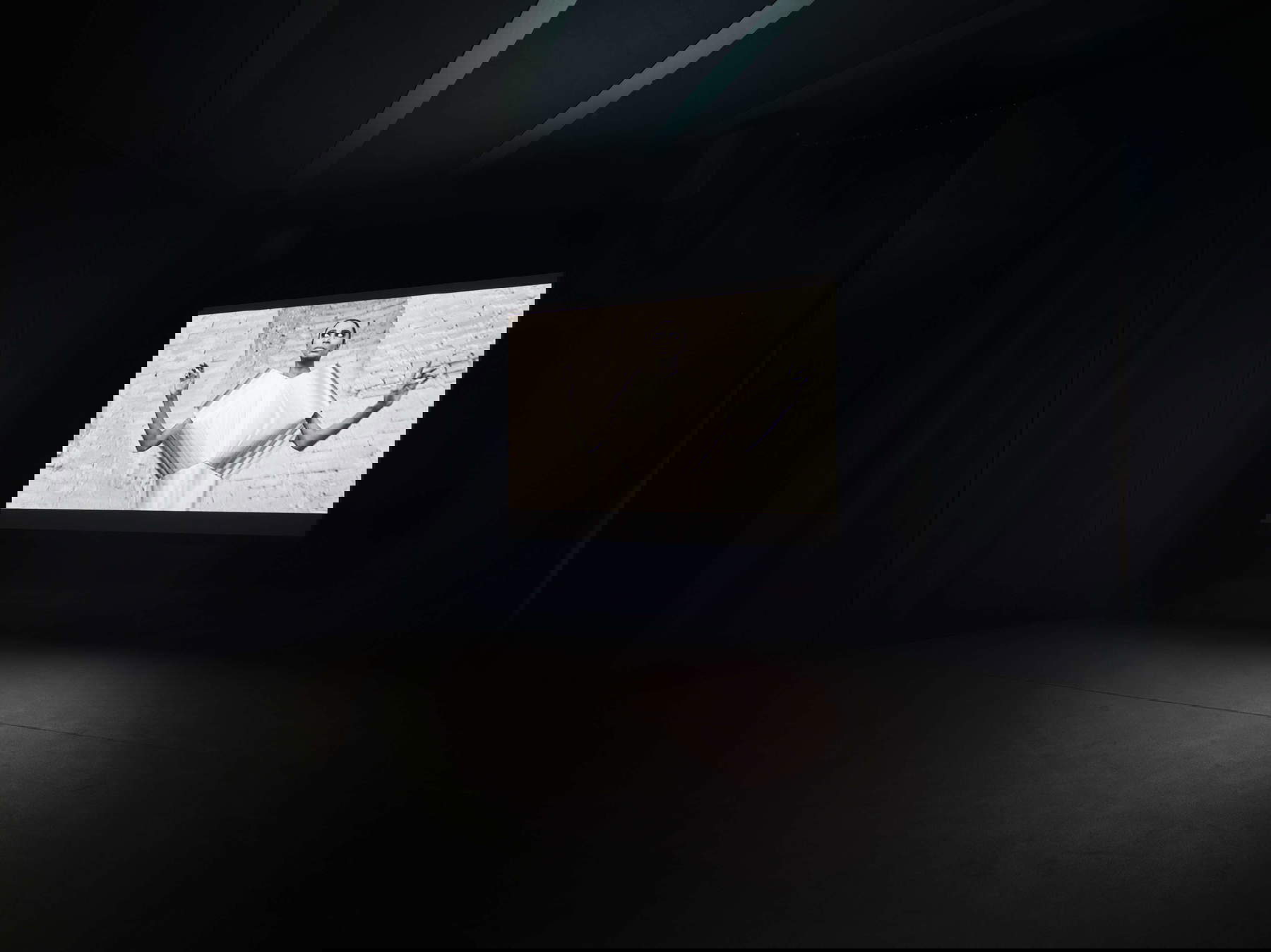 Nan Goldin, Sirens (2019-2020). Vue de l'installation, Pirelli HangarBicocca, Milan, 2025 &copy; Nan Goldin, avec l'aimable autorisation de l'artiste, de Gagosian et de Pirelli HangarBicocca, Milan. Photo : Agostino Osio