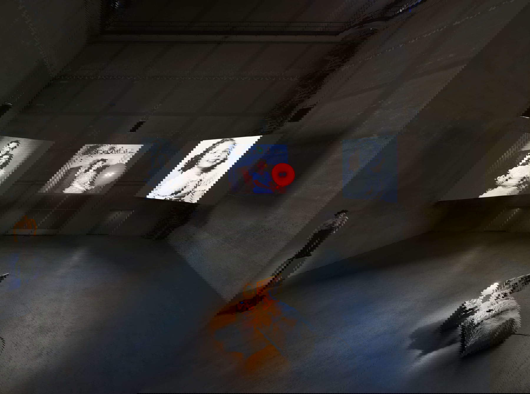 Nan Goldin, Sisters, Saints, Sibyls (2004-2022). Vue de l'installation, Pirelli HangarBicocca, Milan, 2025 &copy; Nan Goldin, avec l'aimable autorisation de l'artiste, de la collection Kramlich et de Pirelli HangarBicocca, Milan. Photo : Agostino Osio