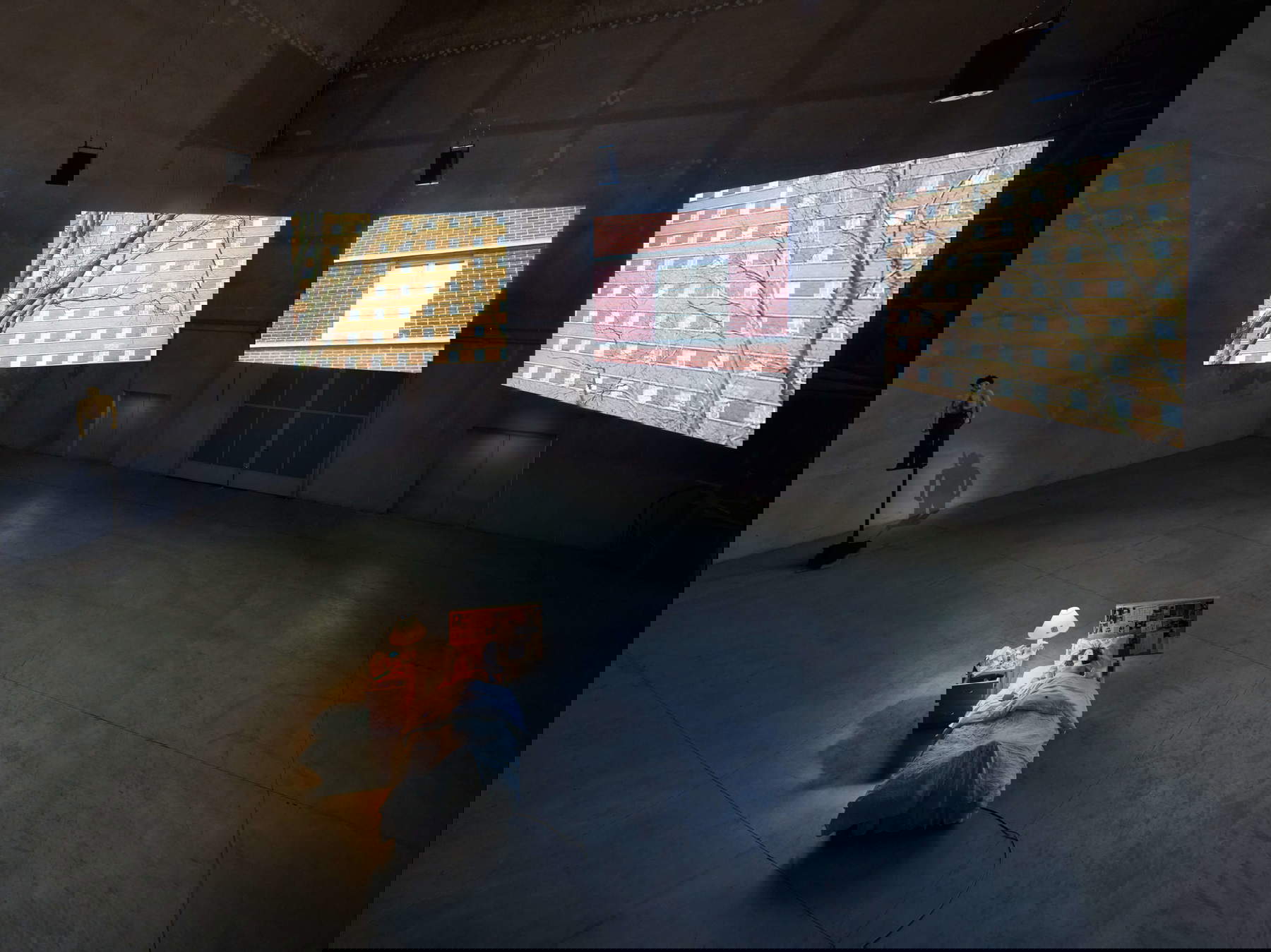 Nan Goldin, Sisters, Saints, Sibyls (2004-2022). Vue de l'installation, Pirelli HangarBicocca, Milan, 2025 &copy; Nan Goldin, avec l'aimable autorisation de l'artiste, de la collection Kramlich et de Pirelli HangarBicocca, Milan. Photo : Agostino Osio