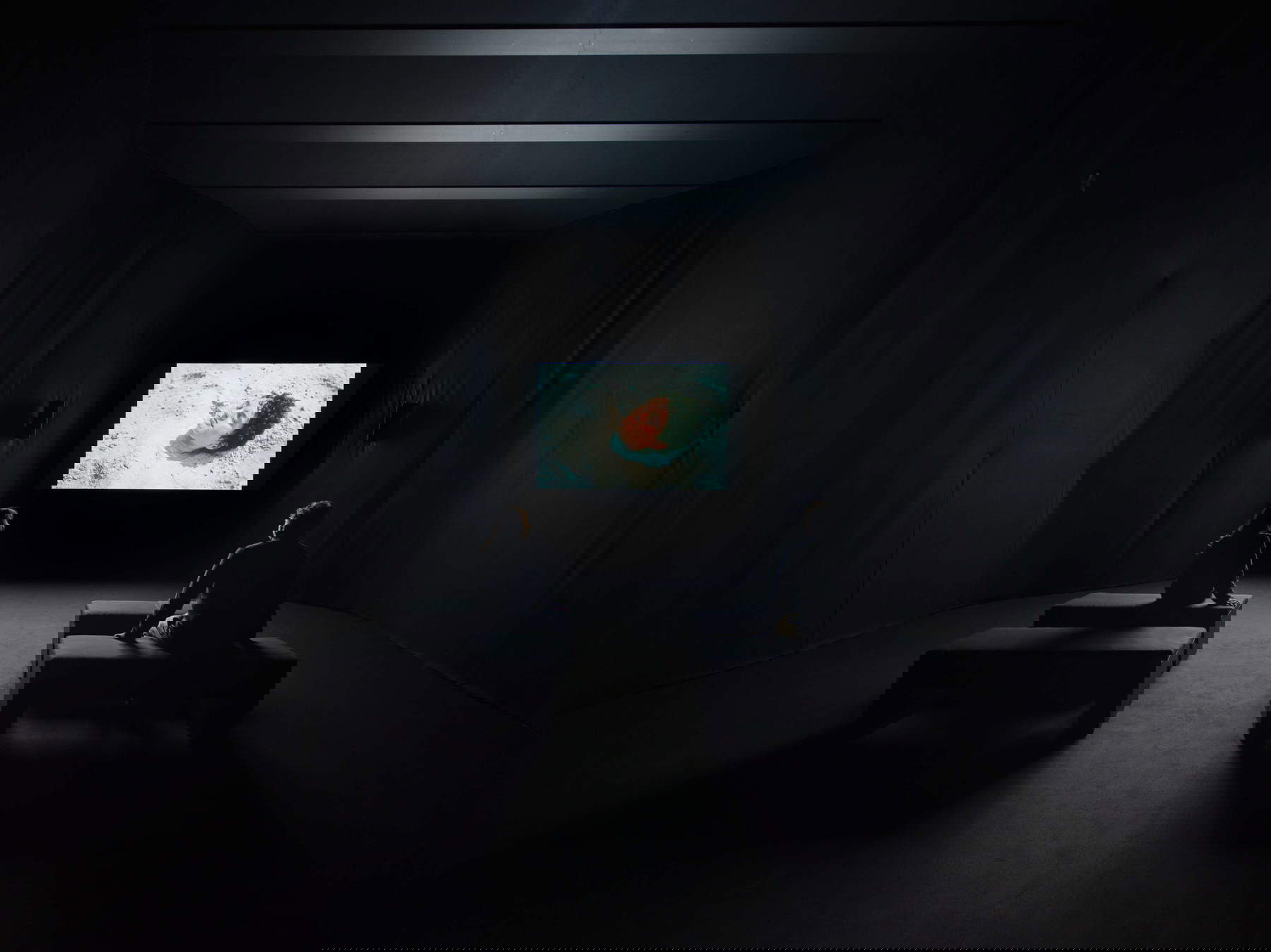 Nan Goldin, Syndrome de Stendhal (2024). Vue de l'installation, Pirelli HangarBicocca, Milan, 2025 &copy; Nan Goldin, avec l'aimable autorisation de l'artiste, de Gagosian et de Pirelli HangarBicocca, Milan. Photo : Agostino Osio