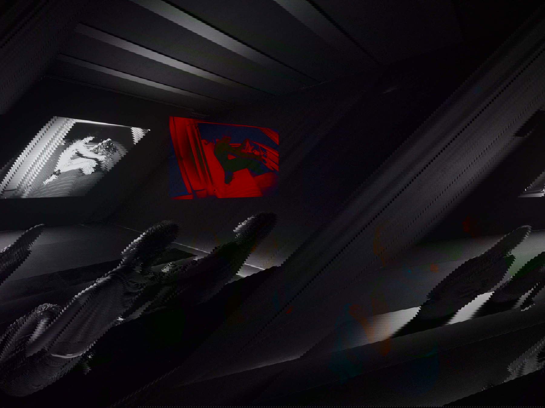 Nan Goldin, The Ballad of Sexual Dependency (1981-2022). Vue de l'installation, Pirelli HangarBicocca, Milan, 2025 &copy; Nan Goldin, avec l'aimable autorisation de l'artiste, de Gagosian et de Pirelli HangarBicocca, Milan. Photo : Agostino Osio