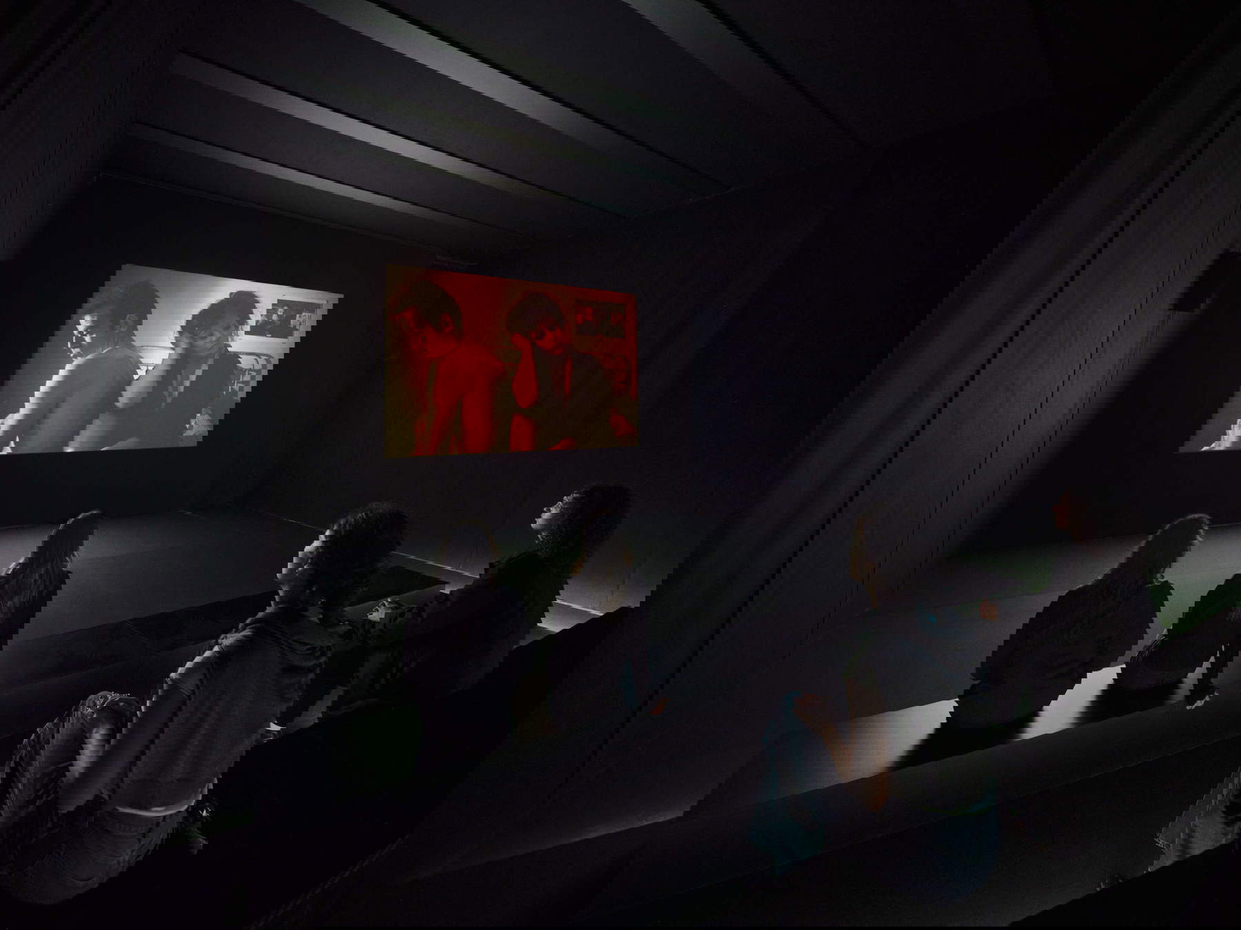 Nan Goldin, The Ballad of Sexual Dependency (1981-2022). Vue de l'installation, Pirelli HangarBicocca, Milan, 2025 &copy; Nan Goldin, avec l'aimable autorisation de l'artiste, de Gagosian et de Pirelli HangarBicocca, Milan. Photo : Agostino Osio